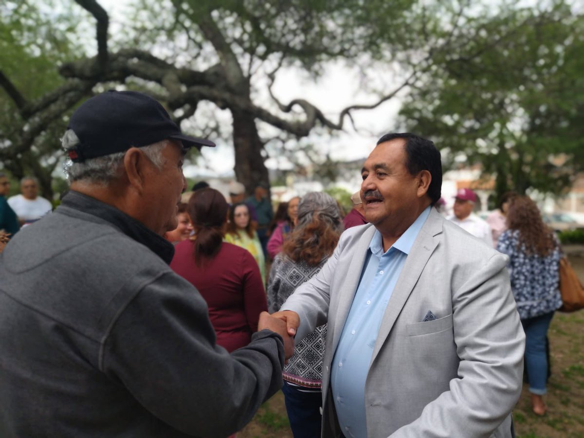 RodoHernandezMx's tweet photo. ¡Cuántos años de experiencia en un mismo lugar! 🙂🧡

Me cargué de energía en la Casa del Jubilado de #Moroleón, donde platiqué con amigas y amigos que son ejemplo por sus 30 o más años de trayectoria escolar.

#LaUnidadEsNuestraFortaleza 
#SNTEContigo https://t.co/efjHsnZRiU