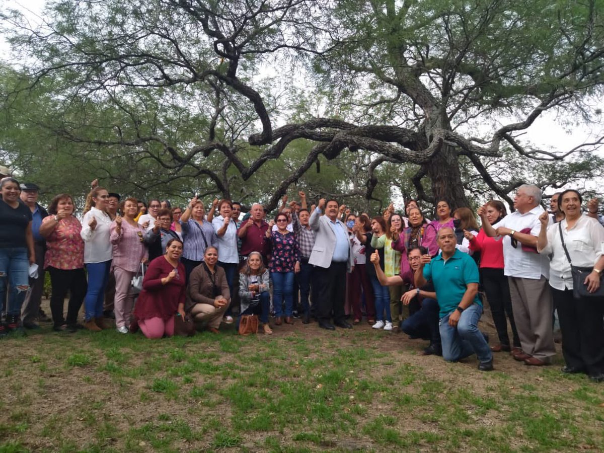RodoHernandezMx's tweet photo. ¡Cuántos años de experiencia en un mismo lugar! 🙂🧡

Me cargué de energía en la Casa del Jubilado de #Moroleón, donde platiqué con amigas y amigos que son ejemplo por sus 30 o más años de trayectoria escolar.

#LaUnidadEsNuestraFortaleza 
#SNTEContigo https://t.co/efjHsnZRiU
