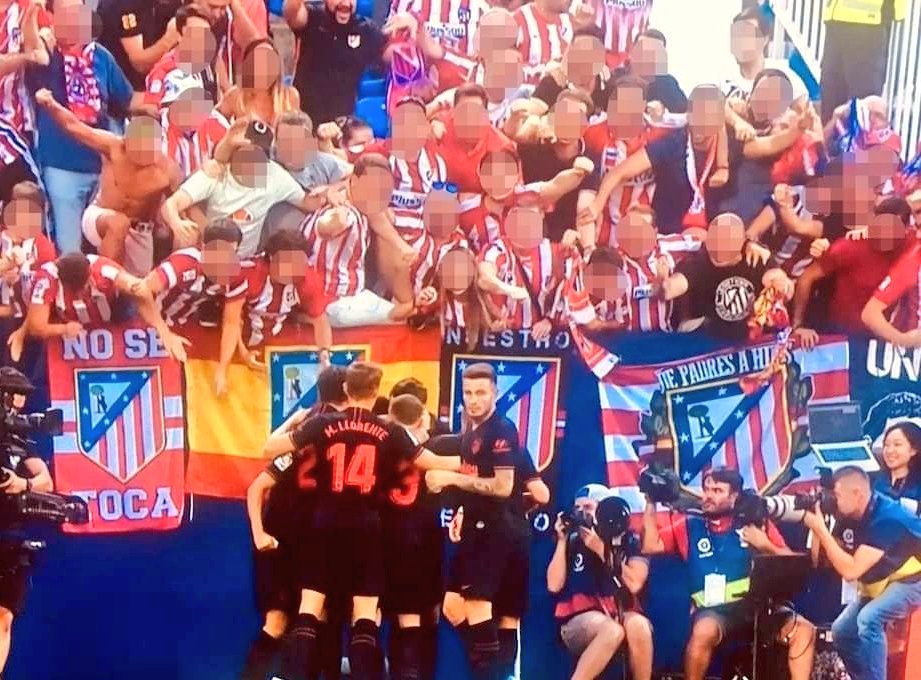 EscudoAtleti1's tweet photo. "Hay miles de seguidores atléticos que, con total naturalidad, han aceptado esta evolución del escudo, y lo lucen con orgullo en camisetas, bufandas, banderas, gorras..." https://t.co/EyESIfGdWA