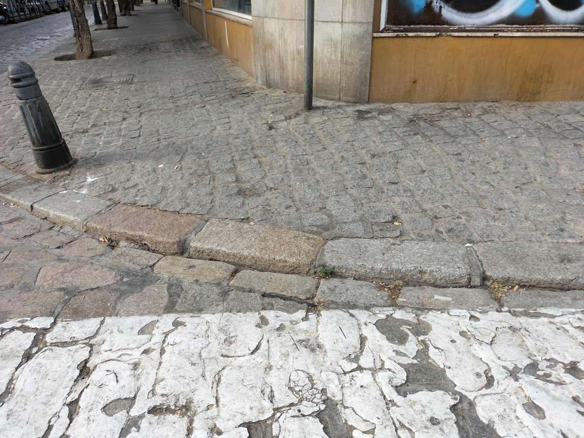 Acabo de ayudar a una señora octogenaria (mov. reducida) que era incapaz de subir con su andador al borde y adoquinado irregular de este paso (c/ Dña. María Coronel). Deberían plantearse este tipo de infraestructura urbana con superficies más adaptadas, por favor <a href="/Ayto_Sevilla/">Ayuntamiento de Sevilla</a>