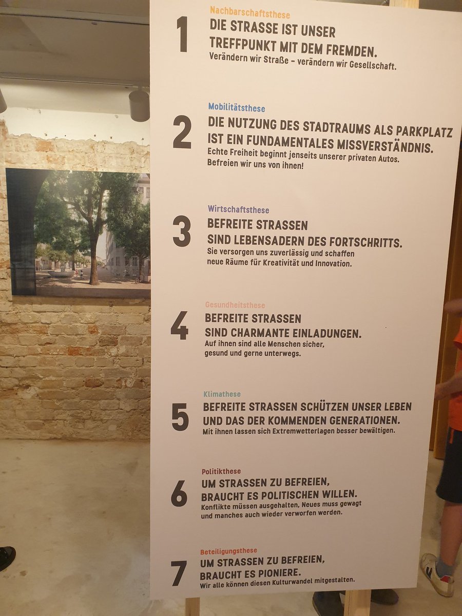 annika_gerold's tweet photo. "Die Nutzung des Stadtraums als Parkplatz ist ein fundamentales Missverständnis."

Danke für die Einladung zur Ausstellungseröffnung &amp; Veröffentlichung eures Manifests,
@strassebefreien. https://t.co/XorQkhYMQG