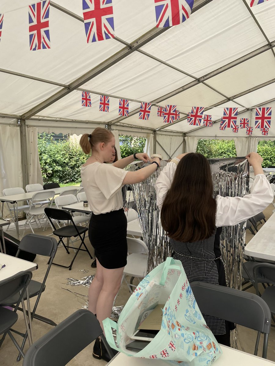 How amazing are our <a href="/KbaSite/">KBA Site team</a> and <a href="/KBA_Sixthform/">KBA_Sixth Form</a> at <a href="/KBuccleuchA/">KBA</a> ?! Always there with a helping hand and a smile! 👏 @KbaPrimary @DinoDiSalvo @MrsFoleyKBA #community #schoolcommunity #lucky