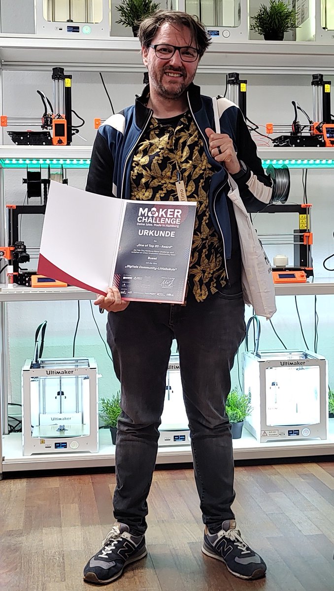 Gorf____'s tweet photo. Ihr erinnert euch, #Sozialraumdigitalisierung?
Der Papp Prototyp der digitalen Litfaßsäule die bei #MakerIsland entwickelt wurde, kann dank @fabcityhamburg & der #makerchallenge in echt entwickelt werden: Wir haben die Challenge gewonnen (1 von 20) 🎉💪
https://t.co/A9VUbnQRFg https://t.co/pF6Txn7R48