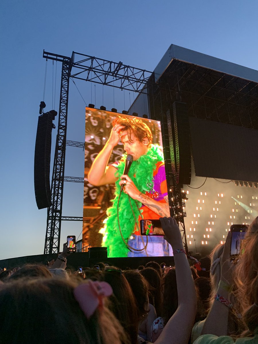alepearls's tweet photo. ☹️☹️ finally saw harry btw coming back to main to document . https://t.co/mG9NArFANX