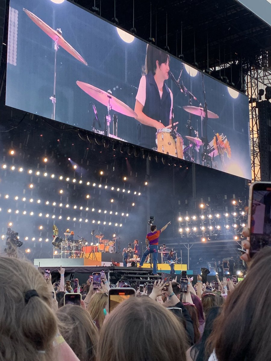 alepearls's tweet photo. ☹️☹️ finally saw harry btw coming back to main to document . https://t.co/mG9NArFANX
