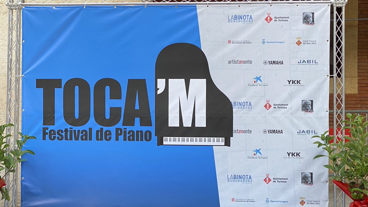 jpeleja's tweet photo. Ni la calor pot aturar disfrutar ni de la música de #tocam ni del mestre Albert Guinovart @Tortosa https://t.co/6pa97jmd5b