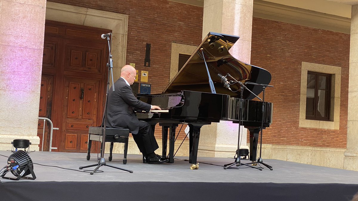 jpeleja's tweet photo. Ni la calor pot aturar disfrutar ni de la música de #tocam ni del mestre Albert Guinovart @Tortosa https://t.co/6pa97jmd5b