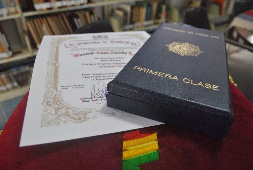 #17Jun Entregamos la Orden post mortem G/D Juan Jacinto Lara a la escritora larense Graciela Anzola. Con profundo orgullo recibió su hija Anny Anzola en la Filven Lara.