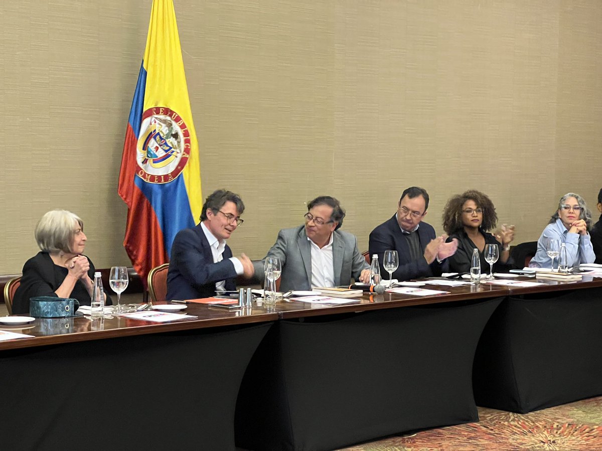 alfonsoprada's tweet photo. Este 🫱🏽‍🫲🏾 entre @agaviriau y @petrogustavo en el marco de la construcción de un Gran Acuerdo Nacional es una garantía de reconciliación para este país: la esperanza de al fin poder vivir sabroso y en paz.

TODOS tendremos el derecho a vivir dignamente y a ser reconocidos. 🇨🇴 https://t.co/cqao8G1vJJ