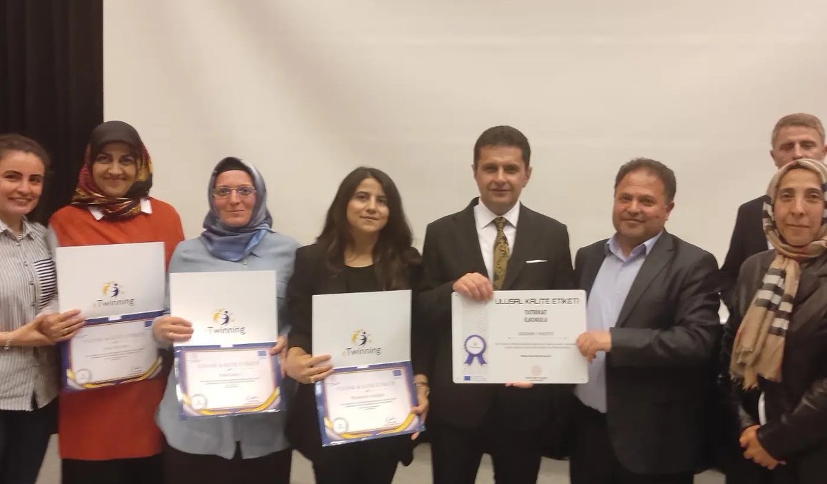 Nidaakc2's tweet photo. 2021 Erzurum eTwinning Kalite Etiketi Töreninden.Emeklerimizin karşılığını aldık.15.06.2022
@skaygusuz @chnkvnc 
@Erzurum_Mem @TurkiyeTwinning 
@tatbikatilkokul @eTwinningEurope https://t.co/O9jnAEeCCs