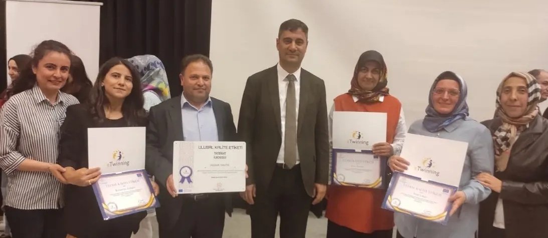 Nidaakc2's tweet photo. 2021 Erzurum eTwinning Kalite Etiketi Töreninden.Emeklerimizin karşılığını aldık.15.06.2022
@skaygusuz @chnkvnc 
@Erzurum_Mem @TurkiyeTwinning 
@tatbikatilkokul @eTwinningEurope https://t.co/O9jnAEeCCs