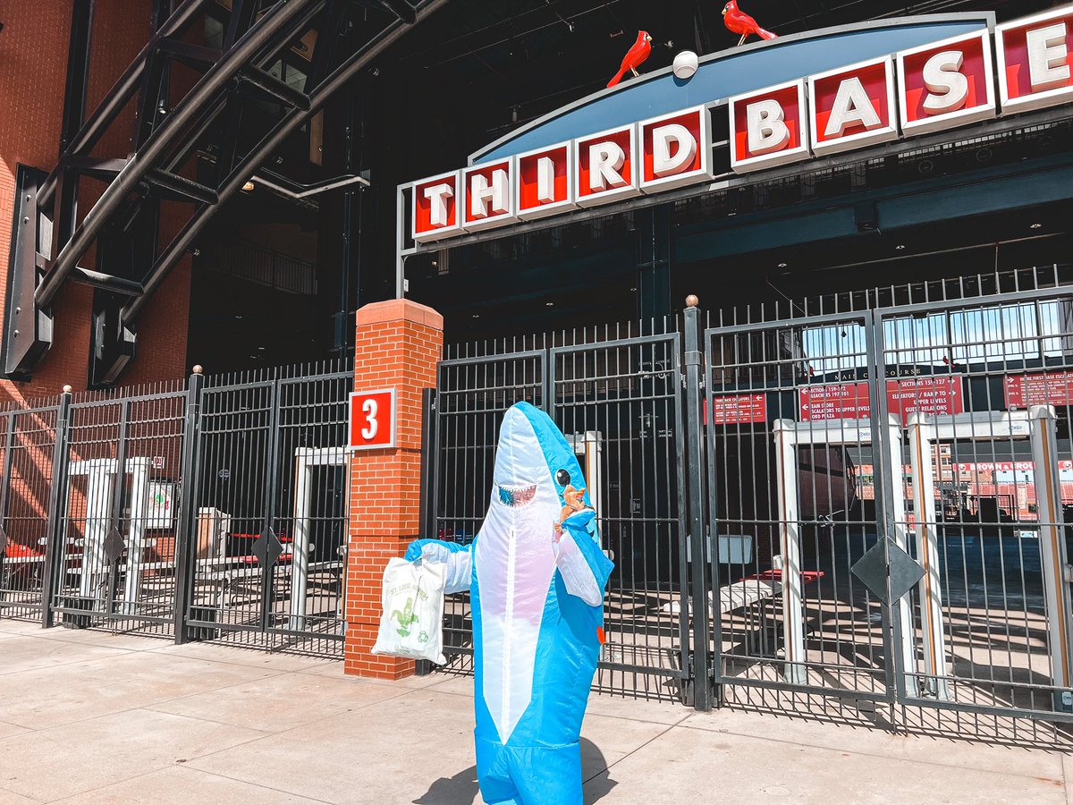 Octopi are red, the Ocean is blue, @lastoneformiles you’ve got a gift waiting for you! Whale big thanks to Miles Mikolas + Family for visiting us at the Aquarium before your big game earlier this week! Come back soon! ⚾️💙🐡 @Cardinals