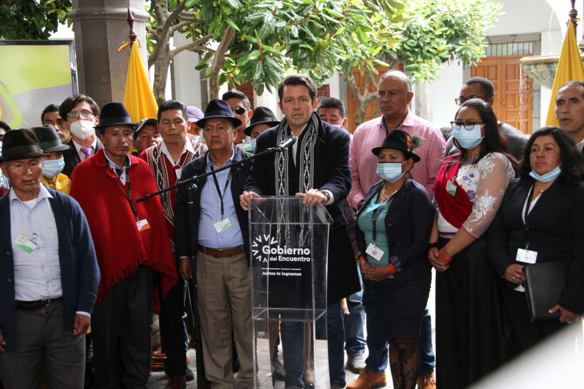 MinGobiernoEc's tweet photo. El ministro @panchojimenezs ratificó que las puertas Gobierno siempre estarán abiertas para todos los ecuatorianos. Añadió en la reunión con #UNORIC se analizaron acciones que permitan resolver los problemas que se han acumulado a lo largo de décadas. #ElDiálogoEsLaMejorSalida https://t.co/5zE3sxroDJ