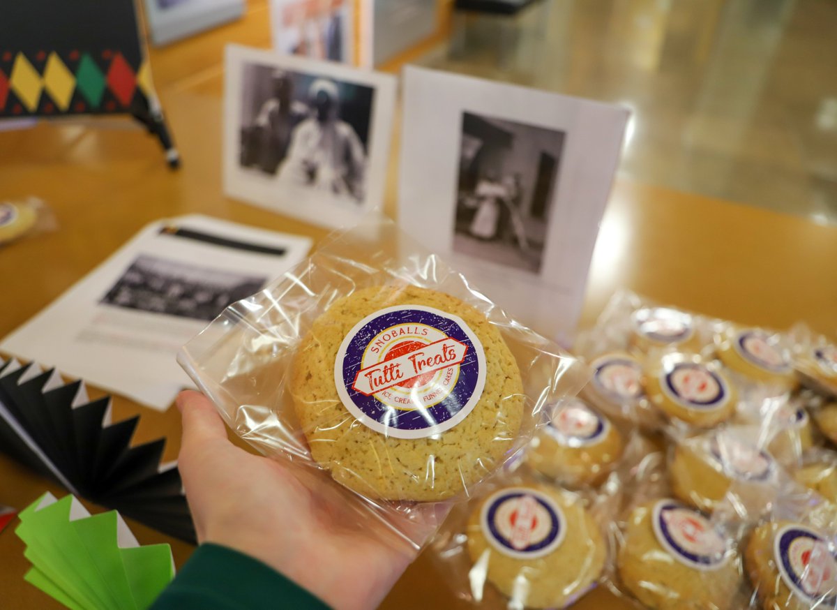 CizikNursing's tweet photo. Today, students and employees at Cizik School of Nursing @UTHealthHouston enjoyed Texas tea cakes to celebrate Juneteenth, now a national holiday commemorating the end of slavery in the United States after the Civil War. #CizikNursing #Juneteenth #manyfacesofuthealthhouston https://t.co/LBanmJR3ee