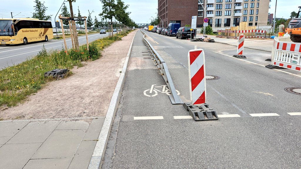 FlowAusHH's tweet photo. Da bringt eine #ProtectedBikeLane och nüscht 

#Versmannstraße / #HafenCity

@PolizeiHamburg @bvm_hh @HamburgVerkehrt @ADFC_Hamburg @lebenswerteCity https://t.co/ZW1c8JzNGa