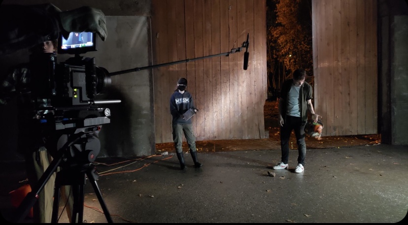 BloodyFirstDate's tweet photo. Rock or Chainsaw. Which was more effective?
--
#shortfilm #horrorcomedy #BehindTheScenes https://t.co/PIxgALABT2