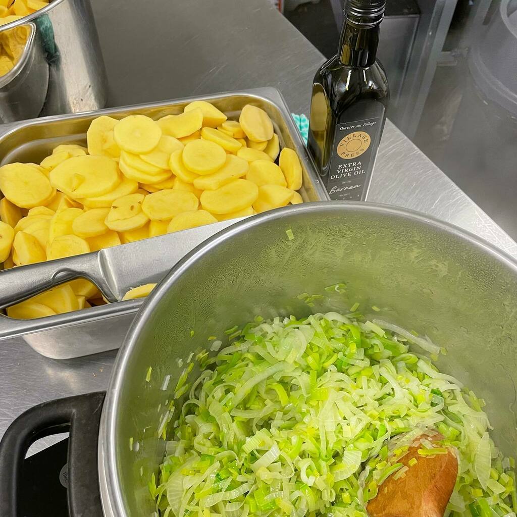gelissimo's tweet photo. This Weekend’s Winter Warmer at Gelissimo Freyberg:

Delicious Leek &amp; Potato Soup 🥔🥔 with bottomless baguette - it’s a goodie!

…also gluten-free &amp; vegan friendly 🥰

#weekendwinterwarmers #leekpotatosoup #gelissimofreyberg #freybergbeach #gelissimogelato #vegannz #gluten… https://t.co/d9LM4a4dfR
