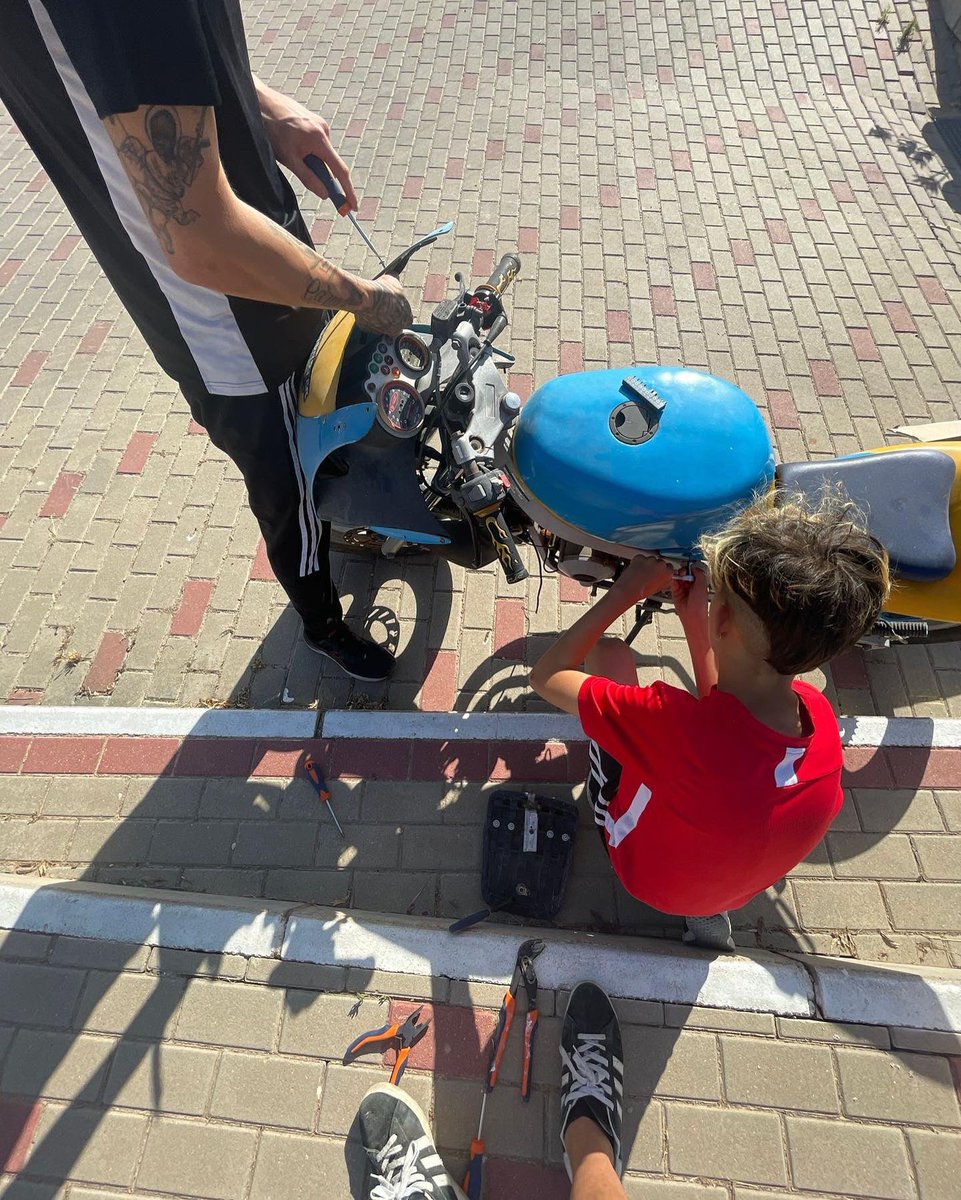 AlboresMurcia's tweet photo. Montar y desmontar motos, bicicletas, aparatos electrónicos y conseguir hacerlos funcionar. Tareas que favorecen la atención, la regulación de la impulsividad y la precisión. Actividades de gran utilidad para la vida de est@s jóvenes.
#ProyectoCySNE
#proyectovincula https://t.co/WhKgMt4roS