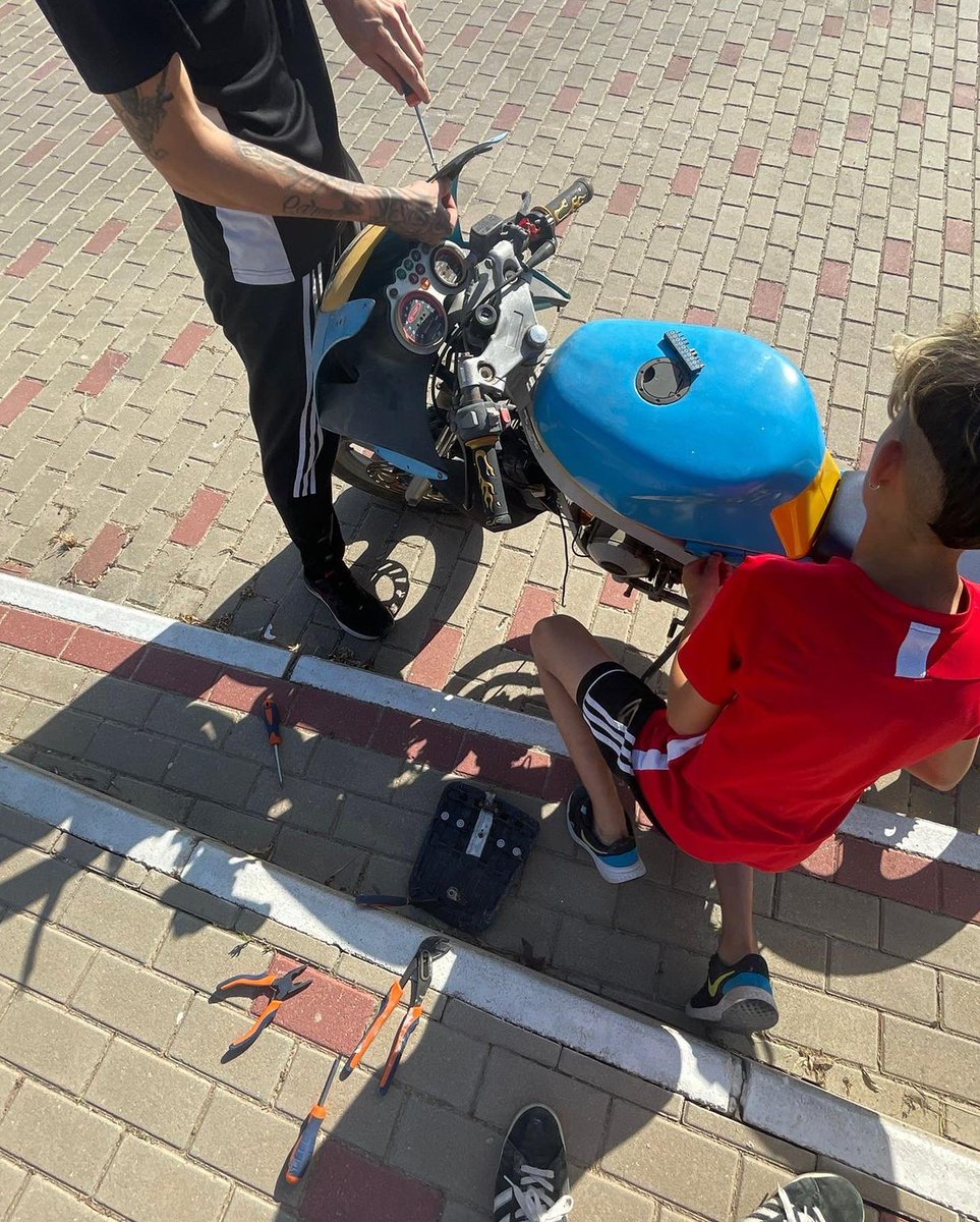 AlboresMurcia's tweet photo. Montar y desmontar motos, bicicletas, aparatos electrónicos y conseguir hacerlos funcionar. Tareas que favorecen la atención, la regulación de la impulsividad y la precisión. Actividades de gran utilidad para la vida de est@s jóvenes.
#ProyectoCySNE
#proyectovincula https://t.co/WhKgMt4roS