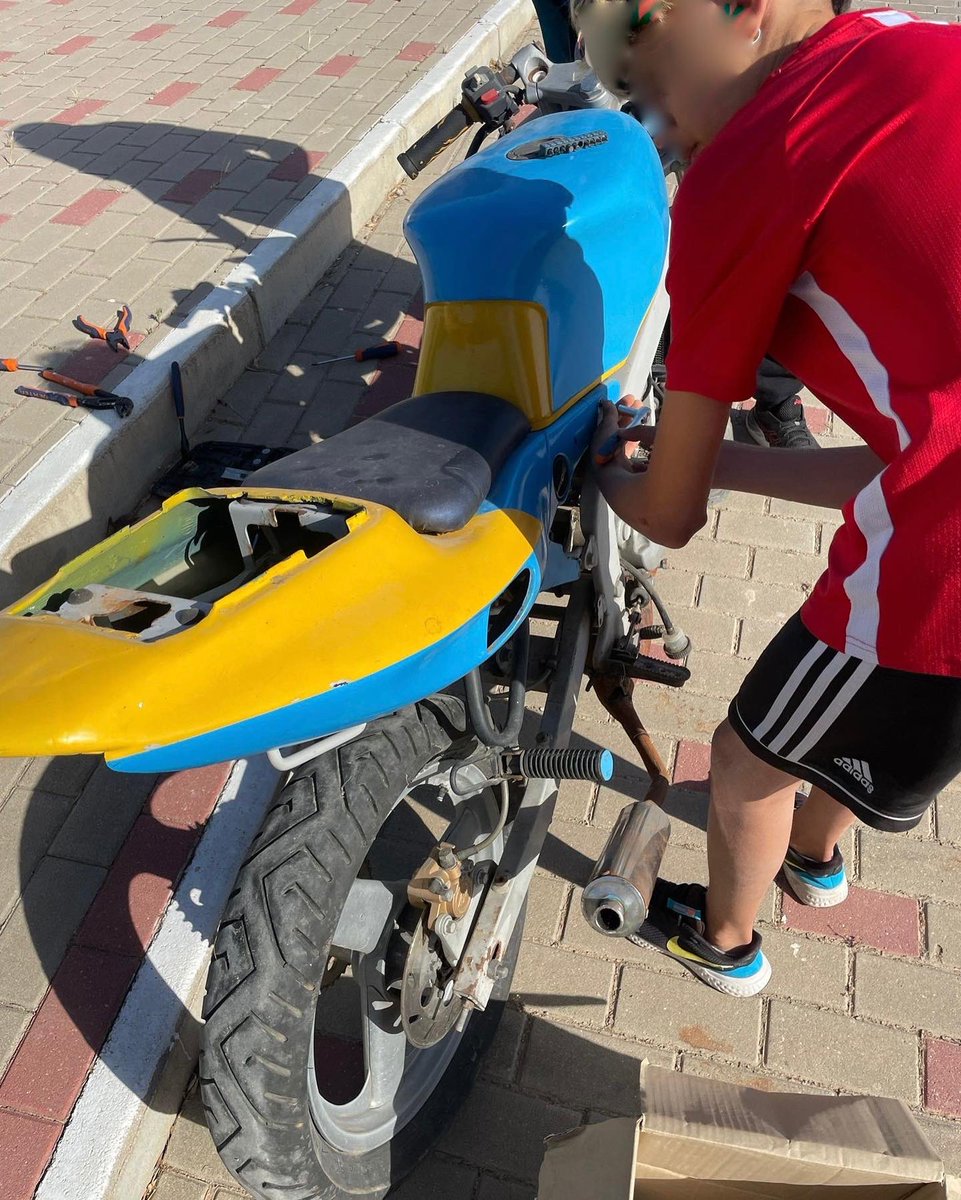 AlboresMurcia's tweet photo. Montar y desmontar motos, bicicletas, aparatos electrónicos y conseguir hacerlos funcionar. Tareas que favorecen la atención, la regulación de la impulsividad y la precisión. Actividades de gran utilidad para la vida de est@s jóvenes.
#ProyectoCySNE
#proyectovincula https://t.co/WhKgMt4roS
