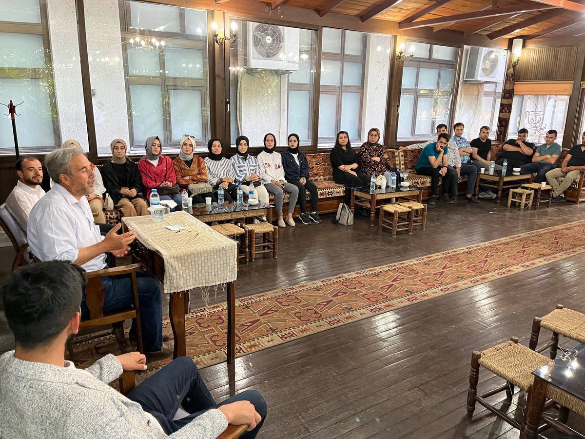 Cuma günleri gerçekleştirdiğimiz Çay Sohbetleri’nde bu hafta değerli hocamız Mehmet Aslan, Gençlik Kolları Teşkilatımız ile bir araya geldiler.

Biz gençlere bilgi ve tecrübelerini aktaran saygıdeğer hocamıza hoş sohbetleri için teşekkür ediyoruz.