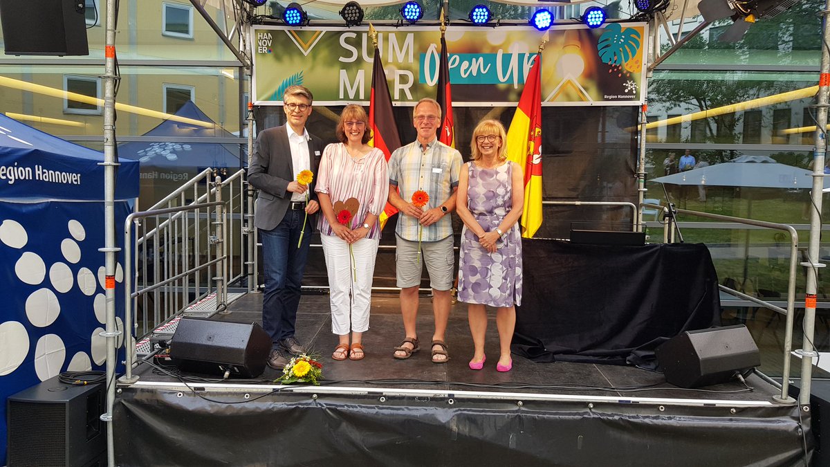 AMasthoff's tweet photo. Ehrung ehrenamtlich Tätiger in der Region Hannover.

Heute war ich mit Sonja &amp; Martin Gakis zu Ehrung und Empfang im Innenhof des Regionshauses.

Herzlichen Glückwunsch und vielen Dank an alle Ehrenamtlichen für ihren unbezahlbaren Einsatz.

#ehrenamtinseelze
#unbezahlbar
#danke https://t.co/yqPkoxsjVg