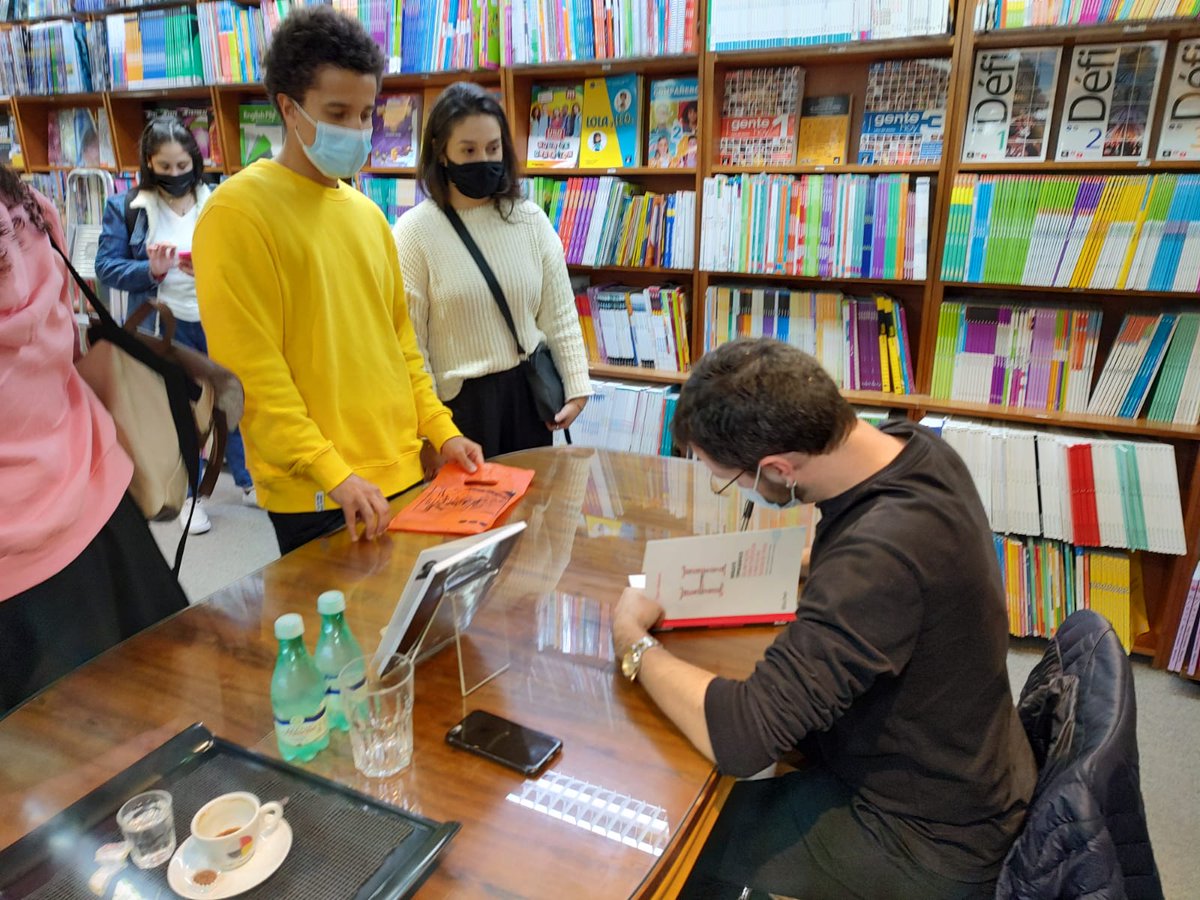 ericolebedenco's tweet photo. Foi uma noite incrível! Agradeço o carinho e a visita de pessoas tão queridas. Para mim, o lançamento já é sucesso! Link para o livro na bio. Mais fotos no Instagram. #resgatetipografico #rescatetipografico #typerevival #tipografia #typography #livro #libro #book #blucher #sp #br https://t.co/vSTYb23ERz