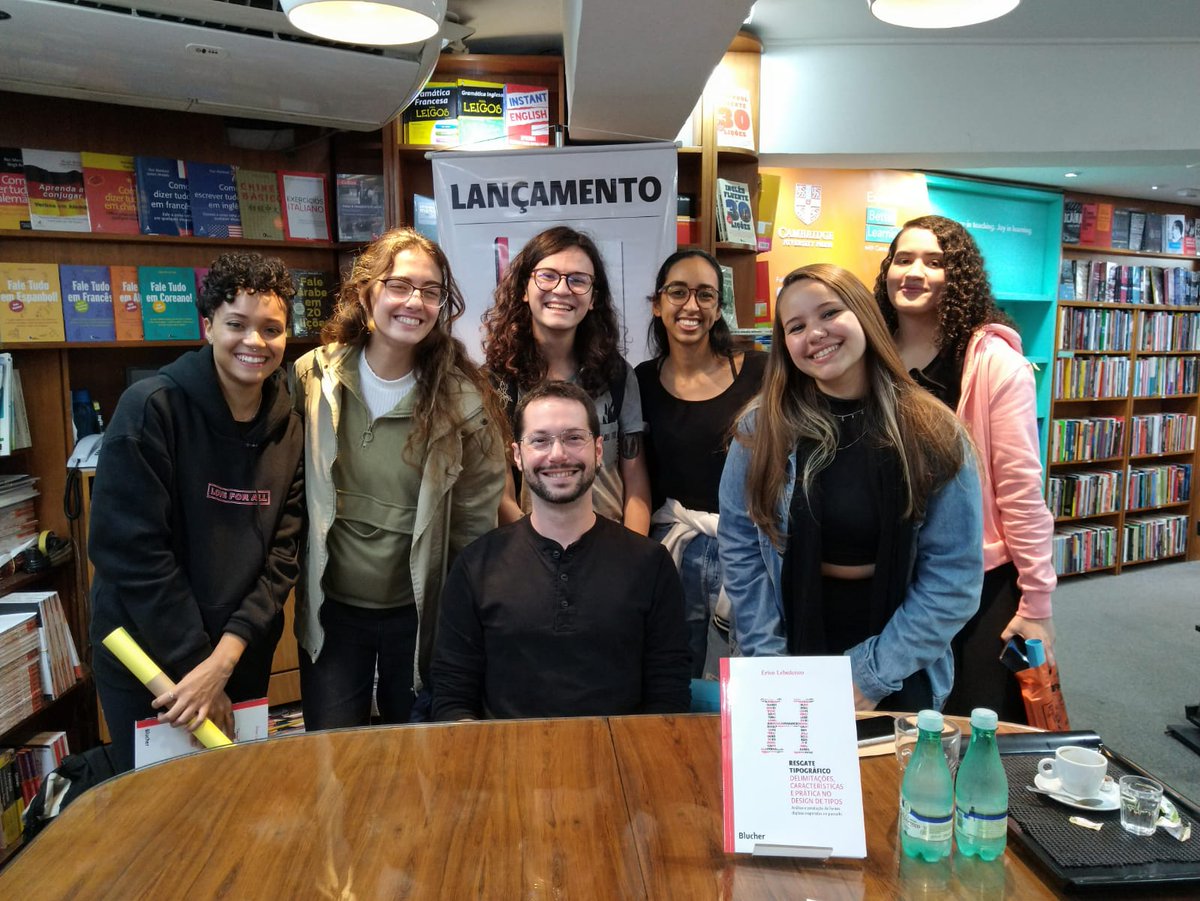 ericolebedenco's tweet photo. Foi uma noite incrível! Agradeço o carinho e a visita de pessoas tão queridas. Para mim, o lançamento já é sucesso! Link para o livro na bio. Mais fotos no Instagram. #resgatetipografico #rescatetipografico #typerevival #tipografia #typography #livro #libro #book #blucher #sp #br https://t.co/vSTYb23ERz