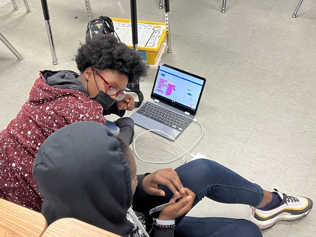 Raul_AlanisJr's tweet photo. Students flexing their #STEM and #literacy skills as part of STEM camp at @HISD_MIMS and @HollandHISD. I also couldn’t agree more with their assessment of current gas prices 😂 https://t.co/axwgBxWLPt