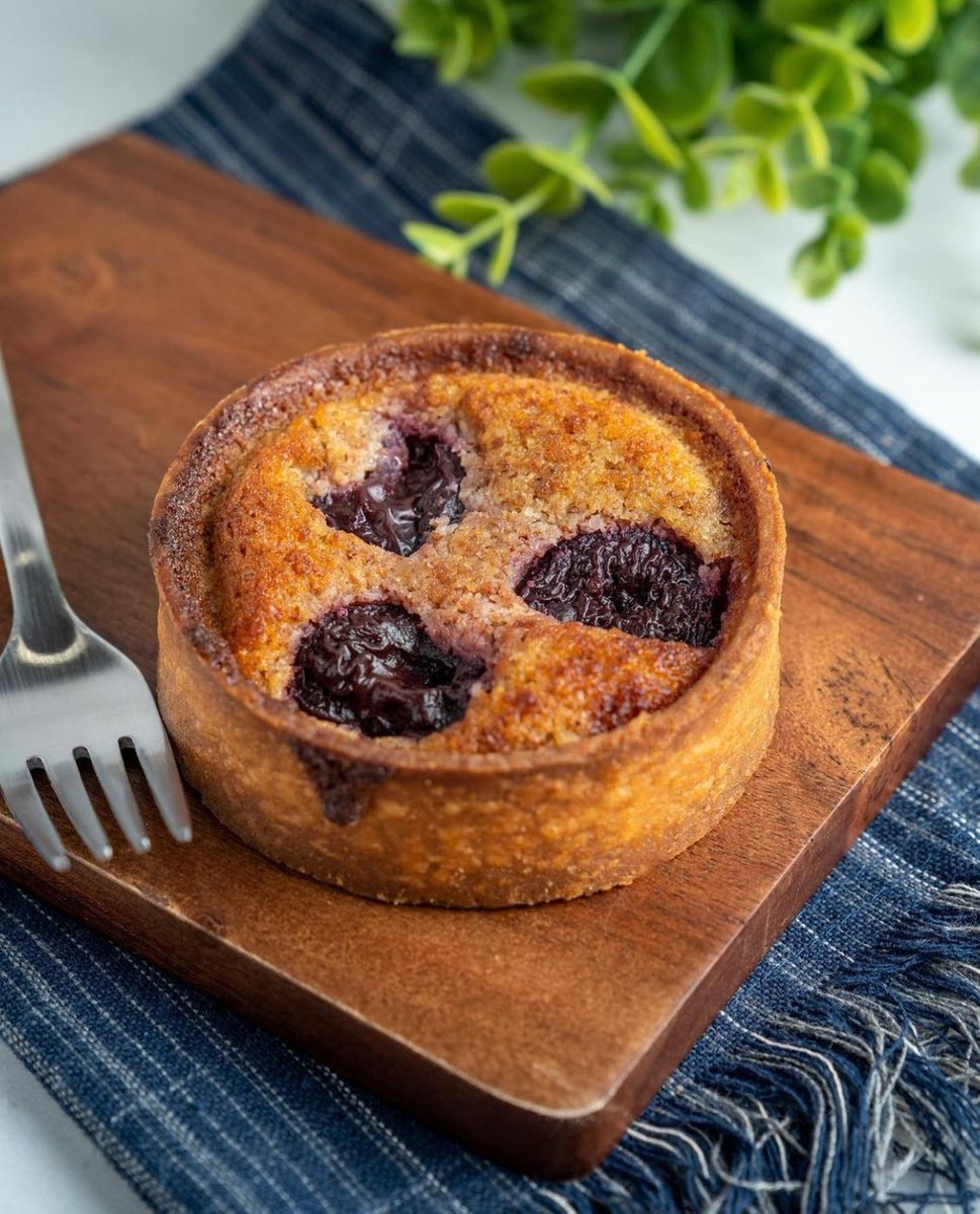 Have you tried our Dark Cherry Almond Tart yet? It features three plump, tart dark cherries baked into a rich and nutty almond tart 🍒
📸 @jonjonulep