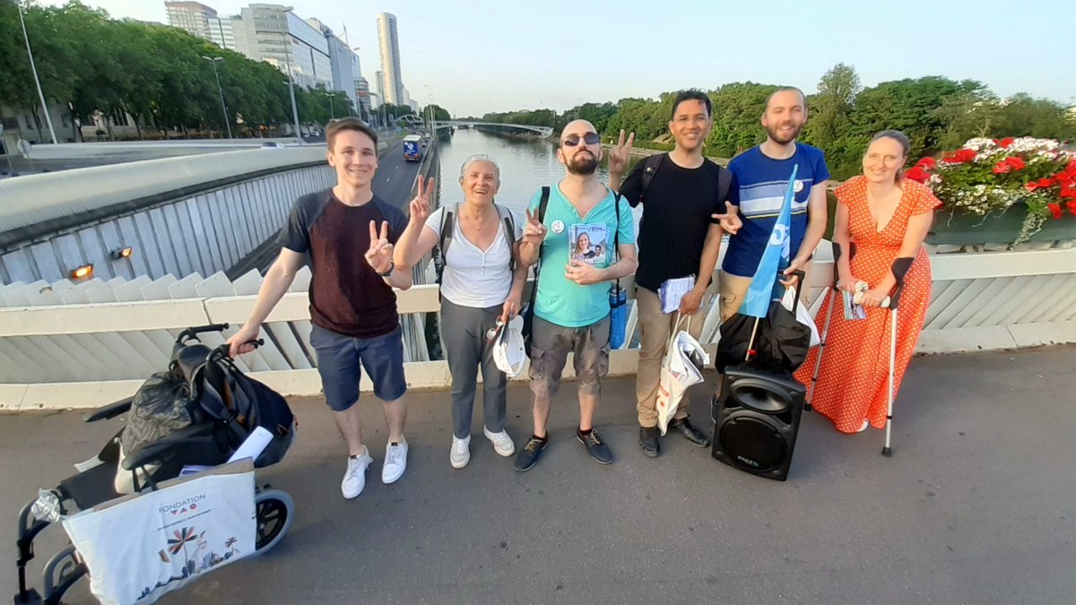 Déambulation en cours !
#VcommeVictoire 
#Mélenchon1erMinistre 

👉#NUPES✌ 
#Circo9206
#Législatives2022