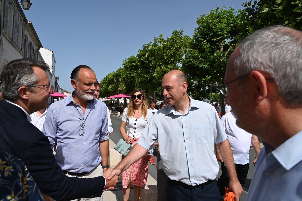 EPhilippe_LH's tweet photo. Partout en France, en Charente-Maritime, en Vendée et en Loire-Atlantique, aux côtés de @cplassard @BeaBellamy85 @MounirBelhamiti @sarahelhairy, un seul message : voter et faire voter dimanche pour assurer au pays une majorité stable, cohérente et enracinée. #Legislatives2022 https://t.co/mOOGlANtVc