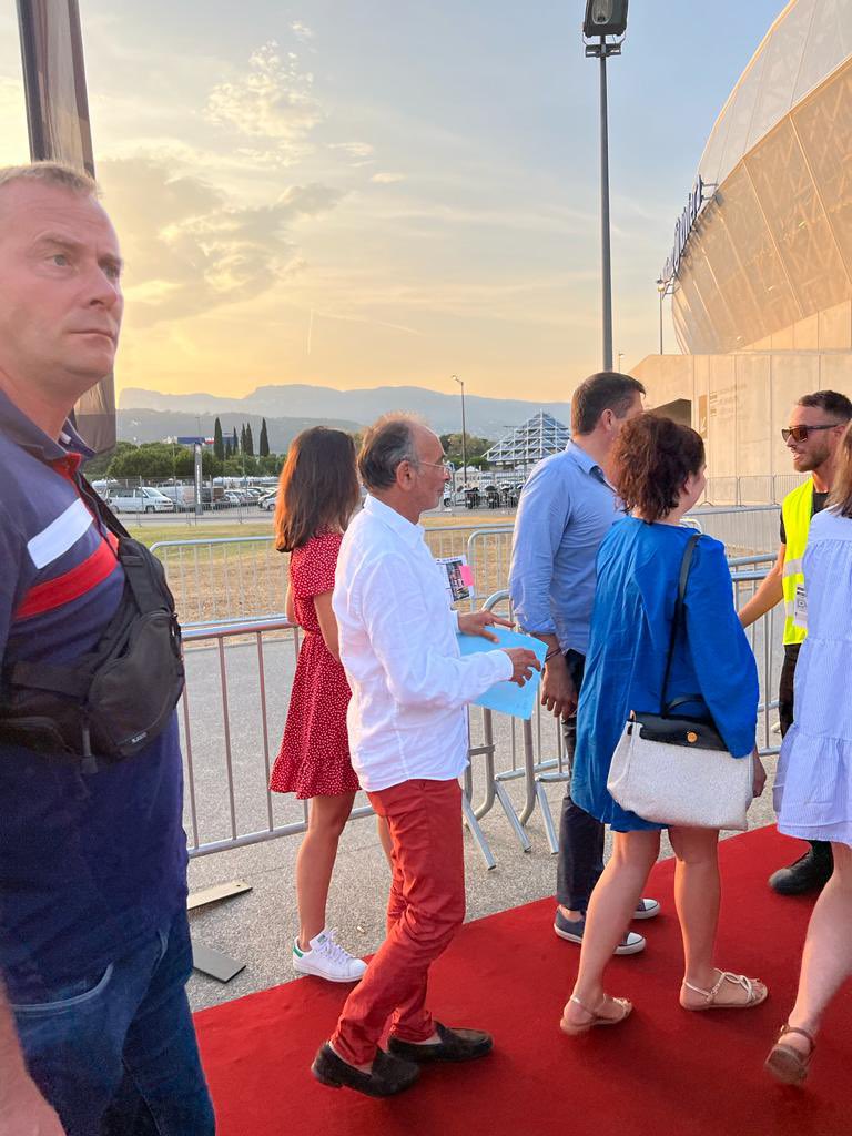 Y a Zemmour au match Wtf