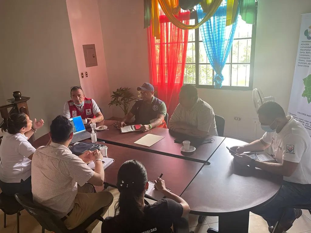 ADASBA1's tweet photo. Equipo Humanitario Departamental junto a Arnold Avelar en condición de Gobernador Político Departamental de Santa Bárbara, y COPECO, Cruz Roja y demás organizaciones que lo conforman, desarrollan jornada diagnóstica y de planificación.
#ADASBA #gobernadorpolitico #Copeco https://t.co/gxQHSft6ff