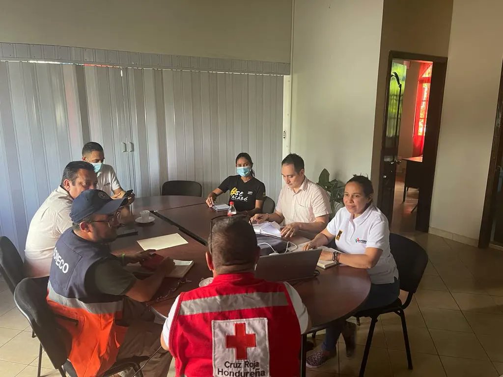 ADASBA1's tweet photo. Equipo Humanitario Departamental junto a Arnold Avelar en condición de Gobernador Político Departamental de Santa Bárbara, y COPECO, Cruz Roja y demás organizaciones que lo conforman, desarrollan jornada diagnóstica y de planificación.
#ADASBA #gobernadorpolitico #Copeco https://t.co/gxQHSft6ff
