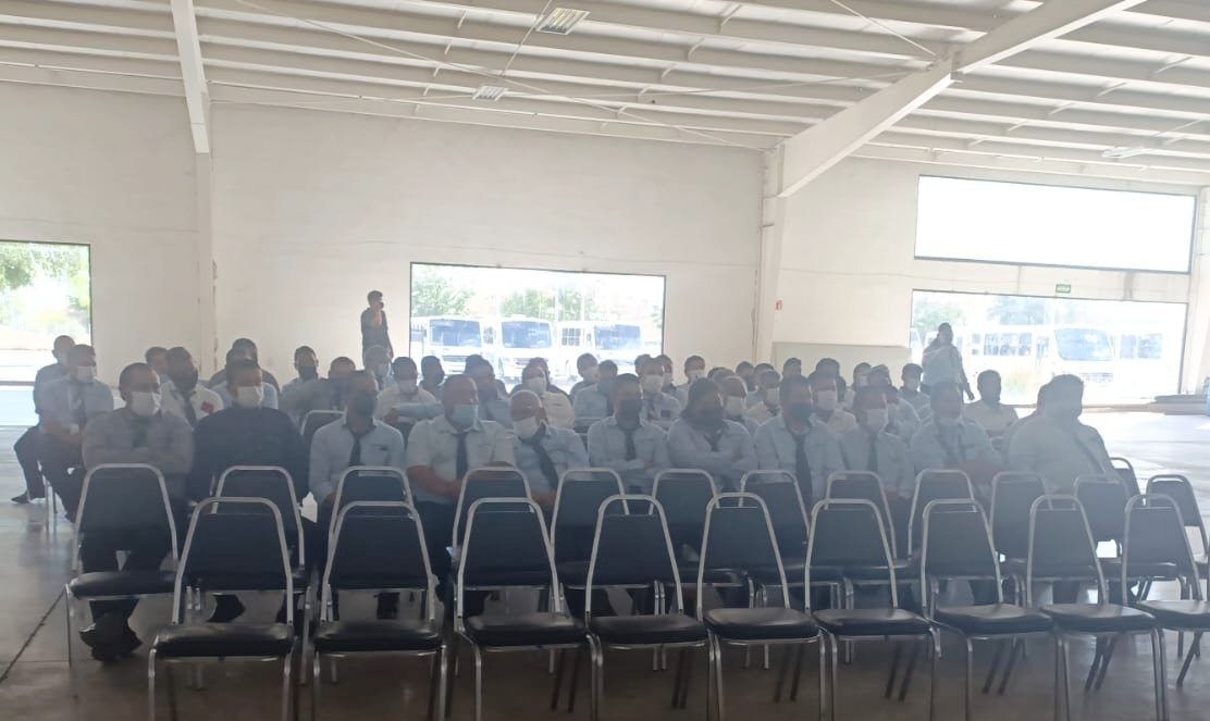 SIDUM_Coahuila's tweet photo. El día de hoy, la Subsecretaría de Transporte en coordinación con la Secretaría de Salud, impartieron el curso "Seguridad Vial y Prevención de Accidentes", en #Saltillo.
Asistieron 120 operadores de la empresa de transporte de personal #DMCONTROL.
#FuerteCoahuilaEs
#SIDUM https://t.co/A9Oly2ekuY