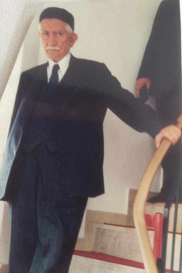 Kemâl Kacar Bey-abimizin bugün vefat yıldönümüdür. 22 yıl oldu. Rahmetle, Fâtiha ve Yâsin'lerle dua ediyor, hasretle yâd ediyoruz. Fotoğraf bizzat benim objektifimdendir.