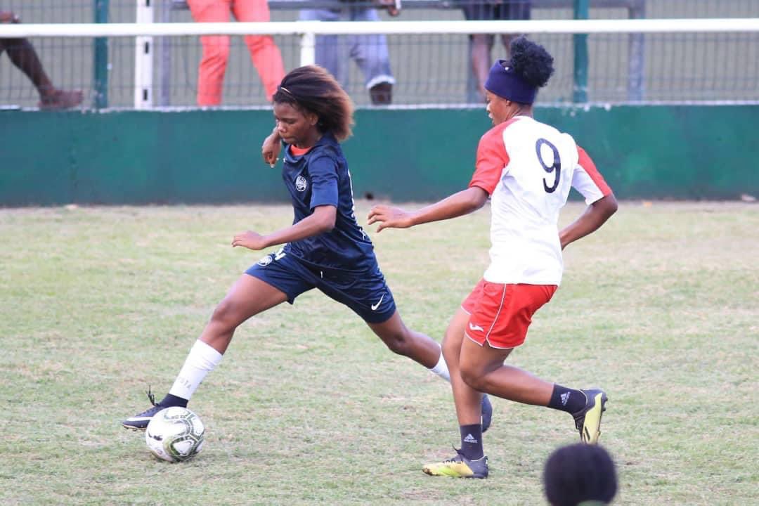 AtleticoAkanda's tweet photo. Douée sur un terrain, comme dans une salle de classe… notre championne, arrière gauche internationale, Doris Nzamba, passe actuellement son BAC scientifique (série D).

Aidez-nous à lui souhaiter toutes les belles chances du monde ! 🙏🏾
 
#HeForSheGabon #Bac2022 #Gabon https://t.co/uFz8n4CRso