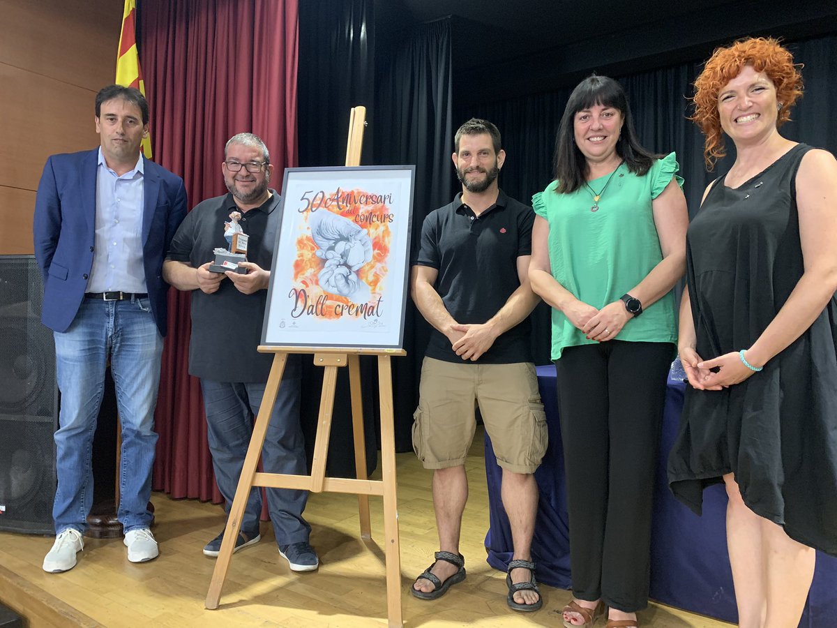 Amb la lectura del #pregó i l’encesa de llums de la façana del pòsit comença el gruix d’actes, que podeu consultar en el seu programa 
👇🏼
vilanova.cat/doc/doc_385852…