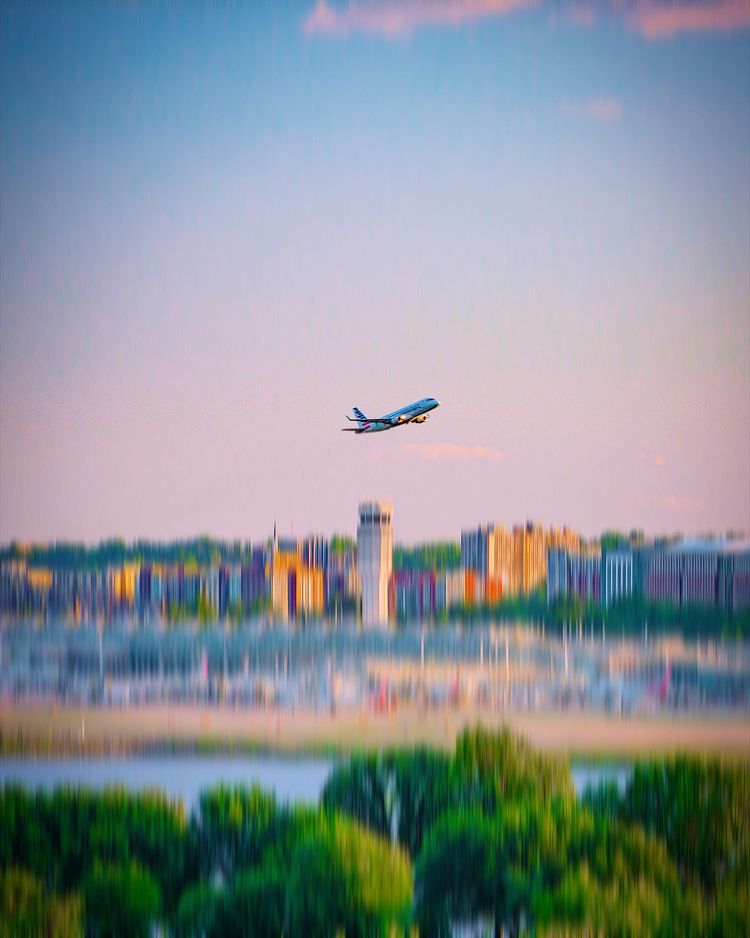 Reagan_Airport's tweet photo. Friday flyday! Are you staying in town for @sitw or flying out? 

📷: IG mikelurie https://t.co/YcG0oeKpQo