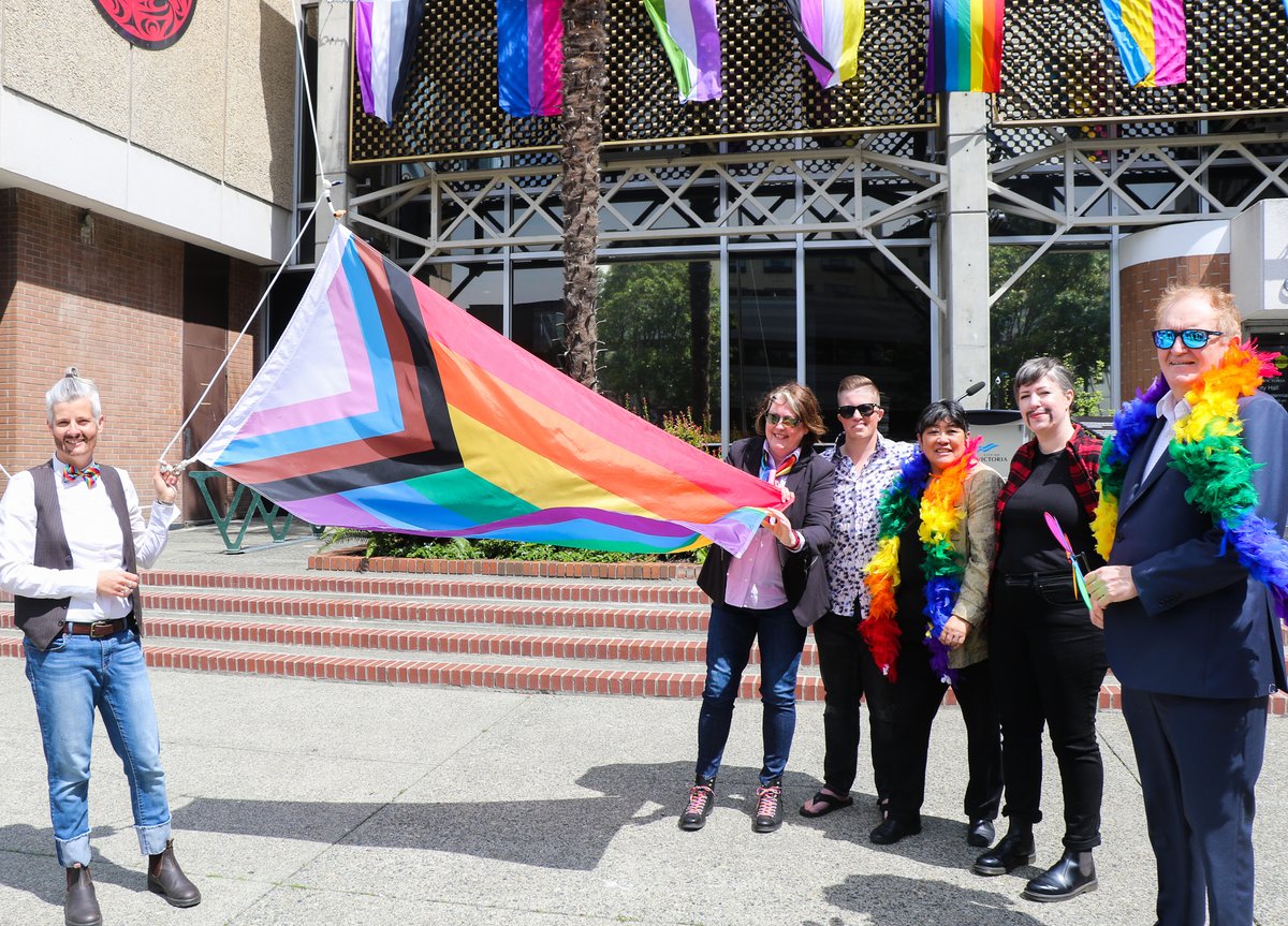 CityOfVictoria's tweet photo. Today, Mayor Helps, members of Council and @VictoriaPride raised the Progress Pride Flag outside of City Hall in honour of PRIDE Week. We're proud to be a welcoming &amp; inclusive community for all people regardless of sexual orientation, gender identity or expression. 1/2 https://t.co/mK4zRvrpKe