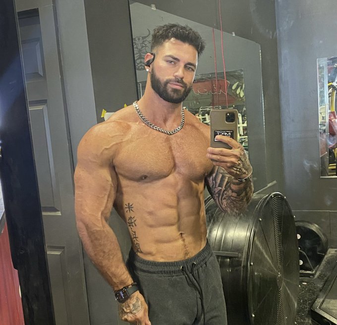 Solid arm day💪🏽 https://t.co/rzaiC9BSdq https://t.co/QqkCRJeyUq