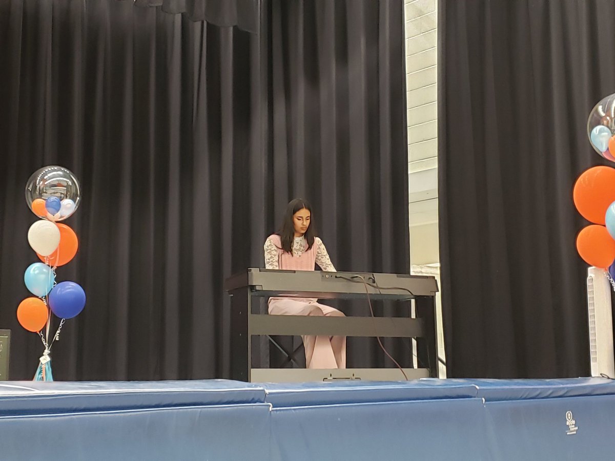 rjlee_ps's tweet photo. Naila is an RJL alumni who is currently in the AP and Strings Program at @CentralPeelSS. In addition to the piano, she can play the violin, alto saxophone and ukulele! #RJLeeProud #RJLee25th @LLSarbadhikari @mackaytiffany1 @PeelSchools @PeelArts1 https://t.co/hbqZkI6z26
