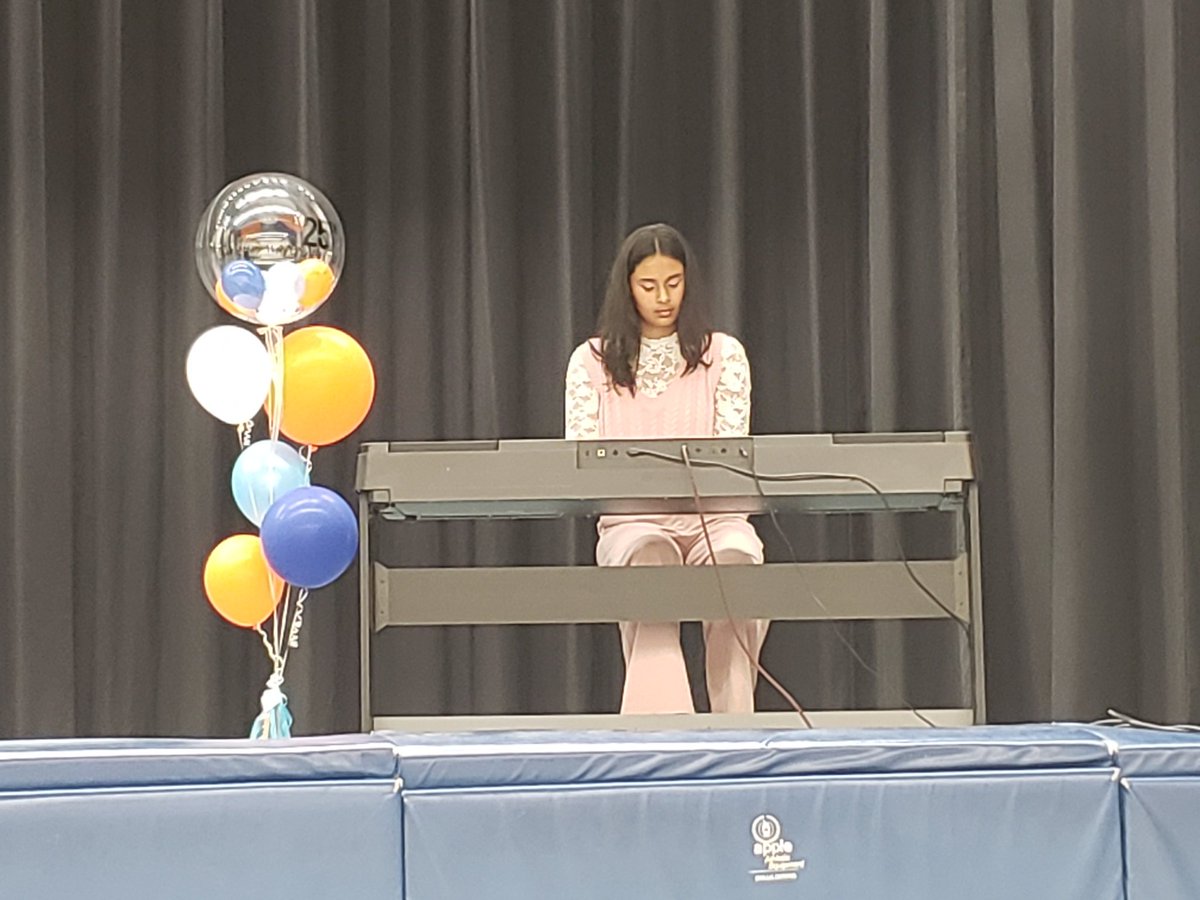 rjlee_ps's tweet photo. Naila is an RJL alumni who is currently in the AP and Strings Program at @CentralPeelSS. In addition to the piano, she can play the violin, alto saxophone and ukulele! #RJLeeProud #RJLee25th @LLSarbadhikari @mackaytiffany1 @PeelSchools @PeelArts1 https://t.co/hbqZkI6z26