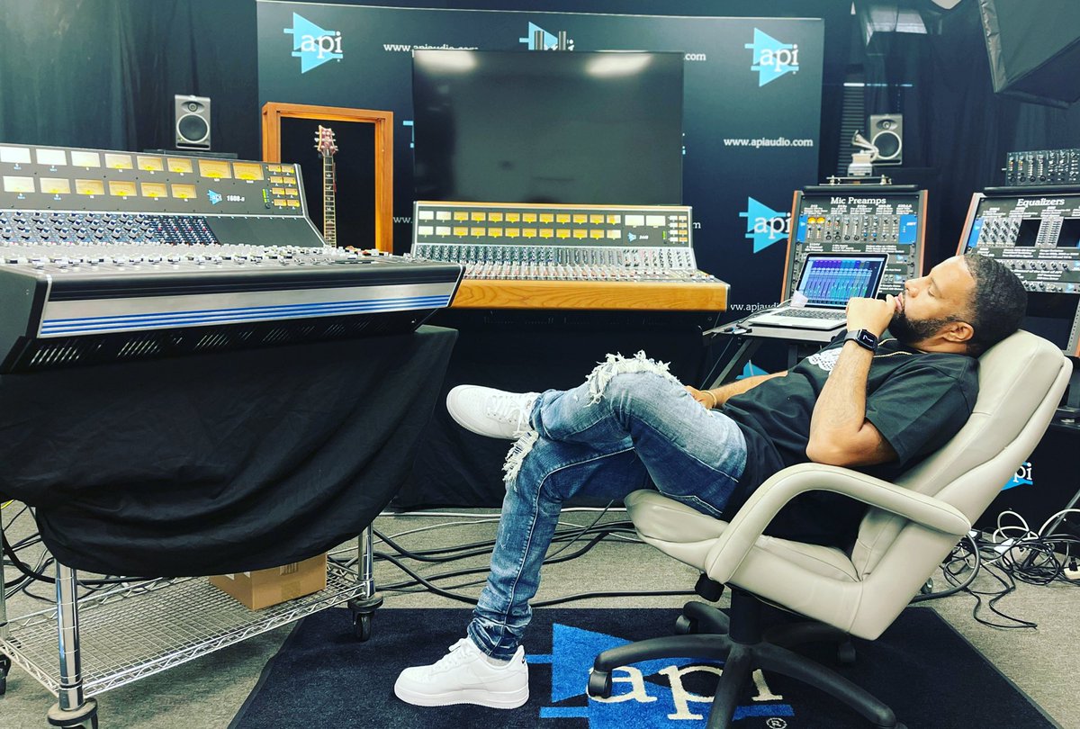 HBTheEngineer's tweet photo. Meeting with @ThisIsAPIaudio at the headquarters! 🤝🏽🎚🎚🎚
#eraoftheengineer https://t.co/4E5iVBbIN9