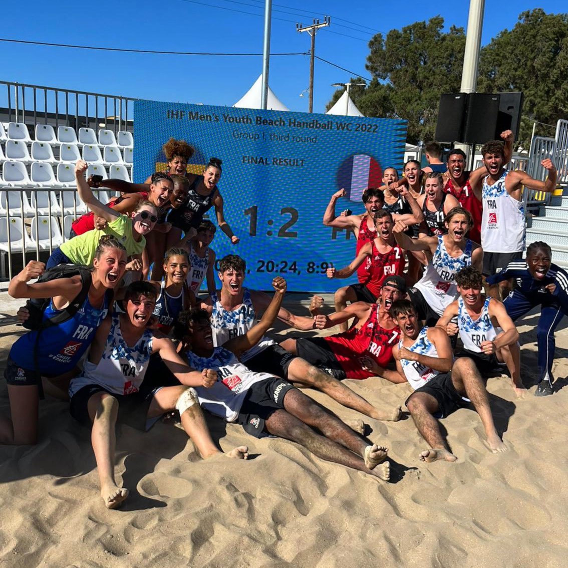 ffhandball's tweet photo. Coup double pour nos deux collectifs U18 👊🇫🇷, qualification en 1/4 de finale 🤾♂️
Rendez vous demain ⬇️
U18M - 8h30 🇫🇷 ⚡️ 🇩🇪
U18F - 9h20 🇫🇷⚡️ 🇭🇺
@BanaPhilippe @bbarbusse https://t.co/cxHa8eAwZY