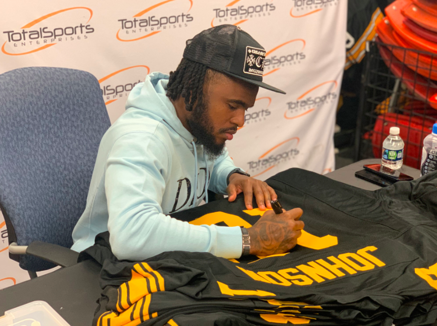 TotalSportsEnt's tweet image. We're going to give a Diontae Johnson autographed jersey to someone who retweets this tweet and follows us!

We'll pick a winner on Monday 6/20!