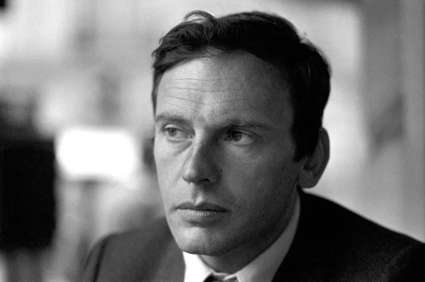 "Je voudrais pas mourir avant qu'on ait inventé les roses éternelles, la journée de deux heures, la mer à la montagne, la montagne à la mer, la fin de la douleur, tous les enfants contents." Boris Vian, dit par Jean-Louis #Trintignant : rebrand.ly/trintignant