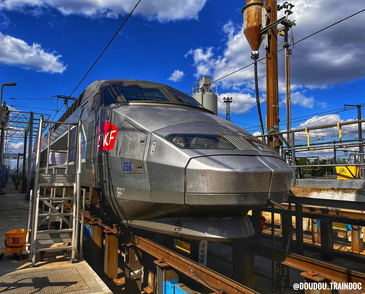 Doudou_TrainDoc's tweet photo. J’ai le regret de vous annoncer que c’est aujourd’hui que la Livrée Lacroix s’éteint définitivement sur le TGV Français. 🥺👋🏼

La 356, alias Mamie Zinzin, dernière du nom à la porter est partie hier revêtir ses habits Carmillon de fin de carrière 🚄✨🌥 https://t.co/3MM1SRvmJm