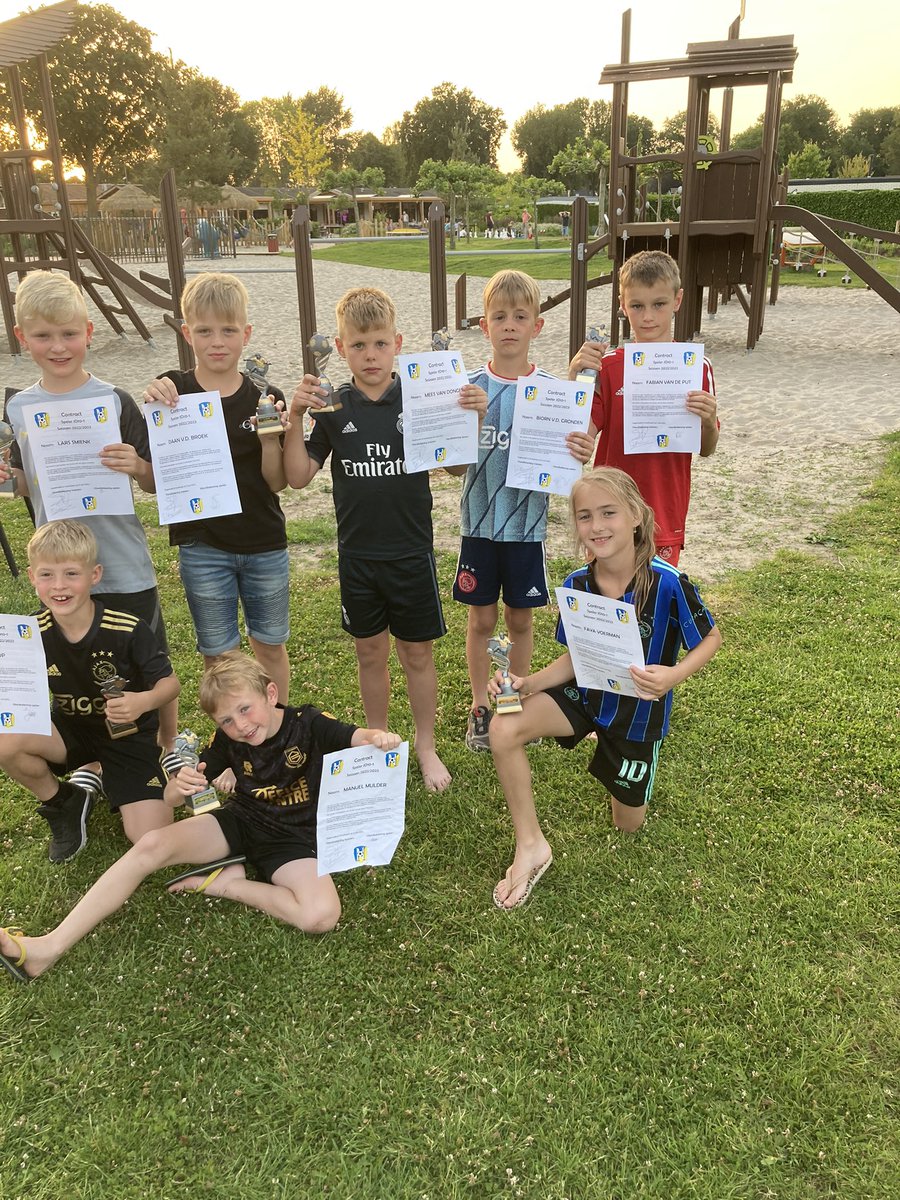 MarkoVoer's tweet photo. Persconferentie tijdens weekend weg met de JO9-1 van de @vvnunspeet. Ze hebben allemaal getekend voor nog een jaar bij de plaatselijke VV. Wat een toppers #vvnunspeet #jeugdheeftdetoekomst https://t.co/gJCqSLOJh2